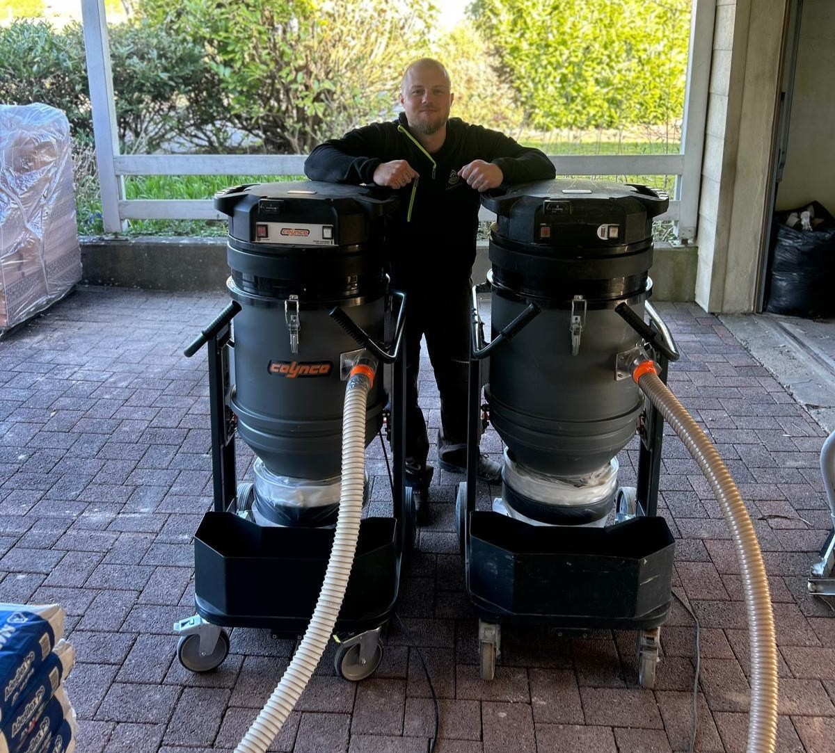 Fräswärme Team mit Absauganlage beim Fräsen einer Fußbodenheizung