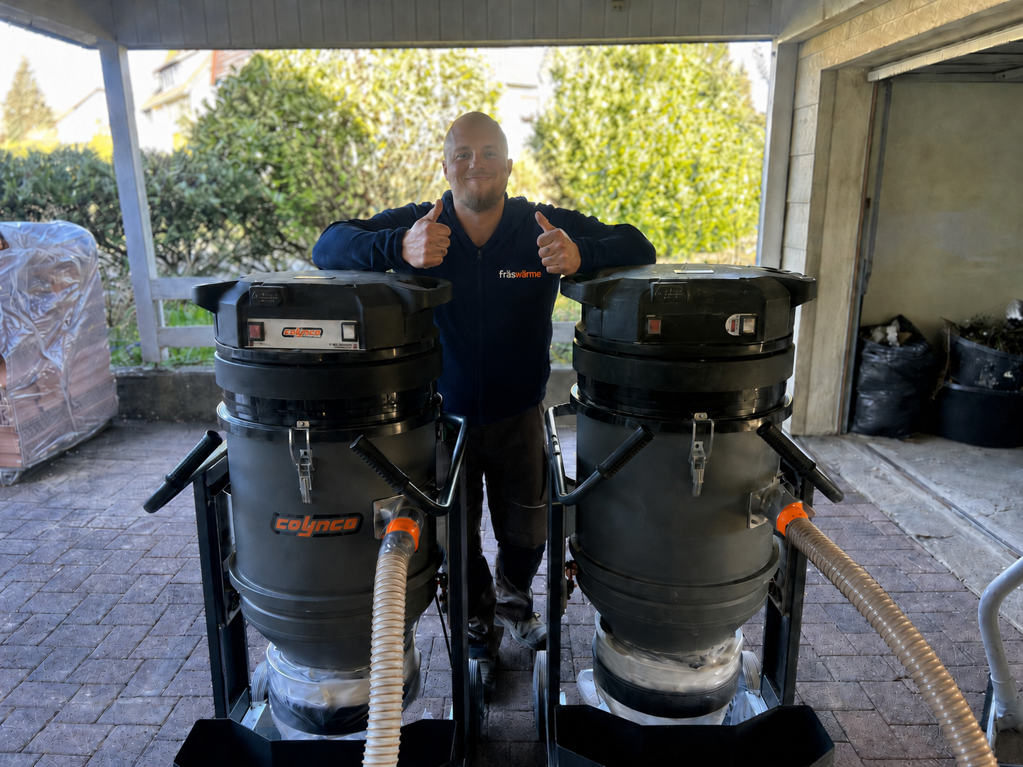 Fräswärme Team mit Absaugtechnik für staubarmes Einfräsen von Fußbodenheizung